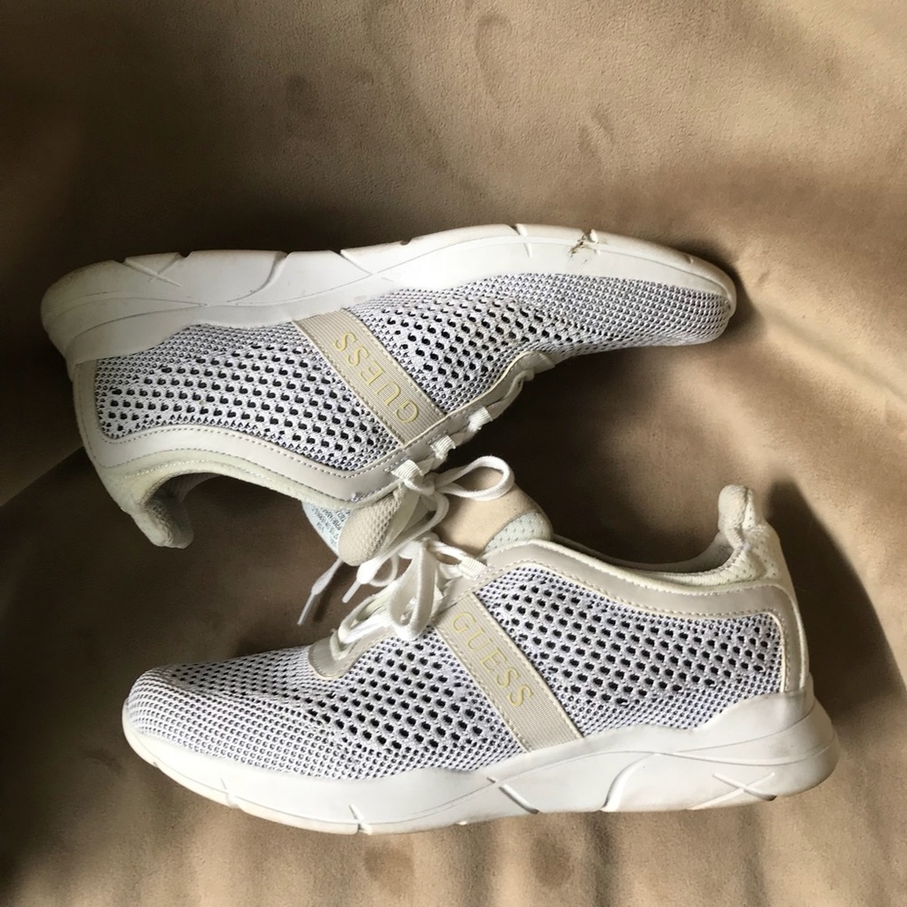 Guess perforated lace up sneaker